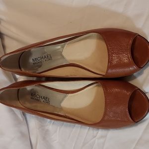 ✨️HP✨️Michael Kors brown leather peeptoe wedge. Size 7 1/2 M